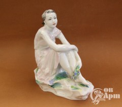 Скульптура "Девушка с букетом"
